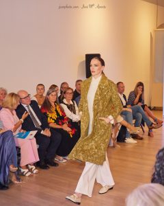 Fotografias de la X Pasarela Solidaria Cruz Roja Granada ( 2023 ) , Colecciones de El Corte Inglés , Fotografías José Mª Aponte Maestre JJCARPHOTO.com